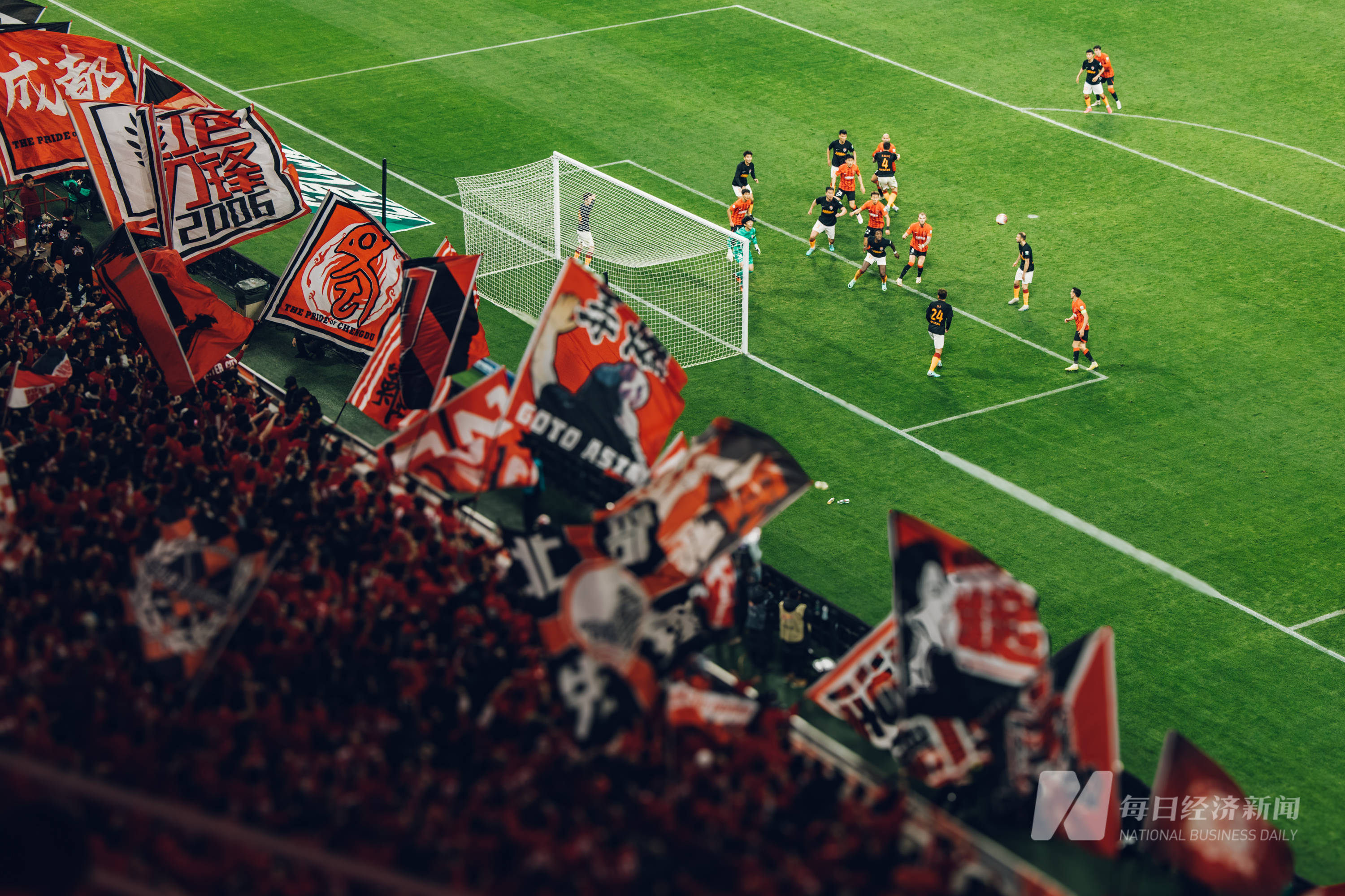 PG电子试玩-球场上热闹非凡真情与拼搏并存的简单介绍