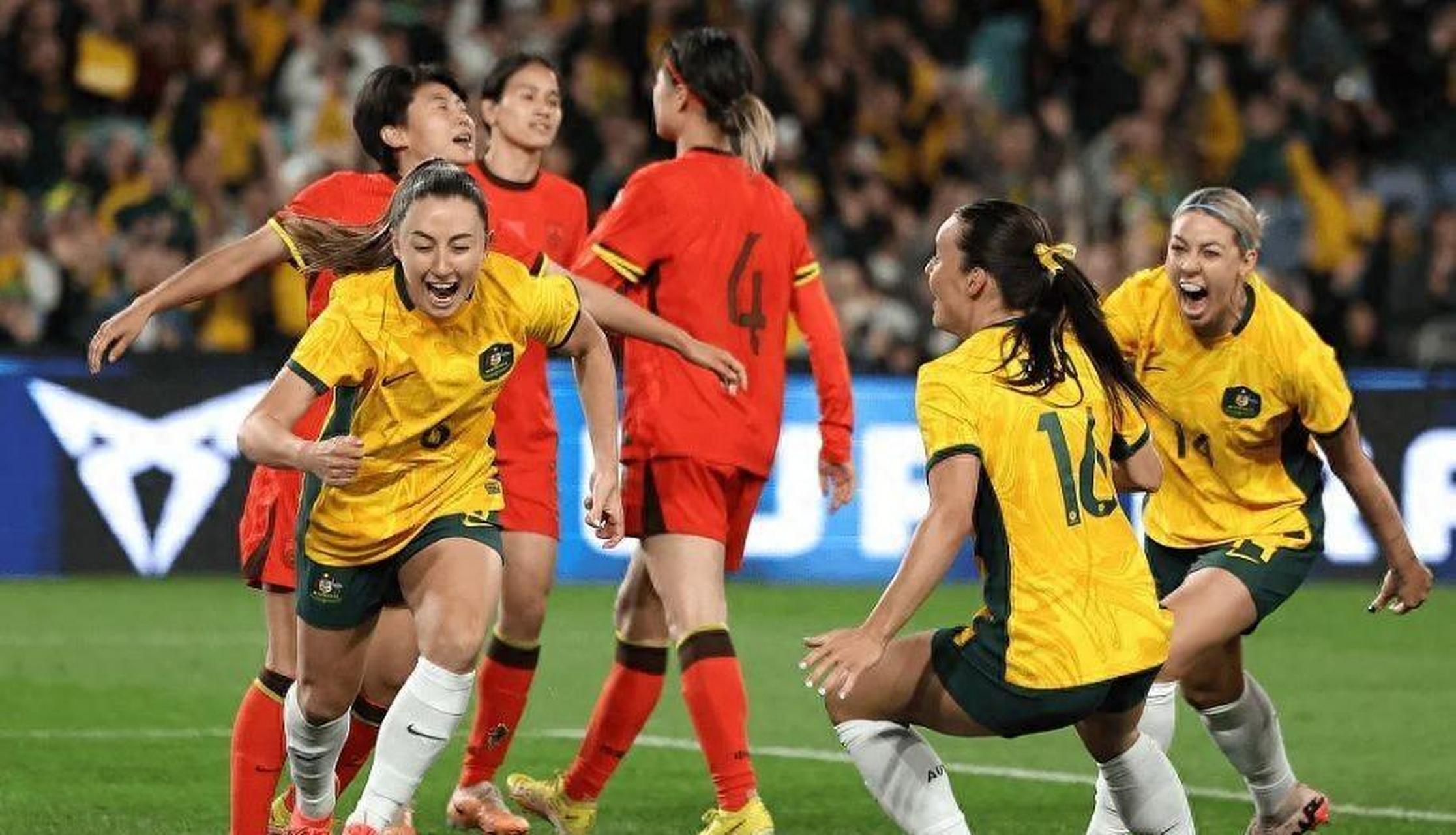 澳大利亚女足队员备战，力争在比赛中取得胜利