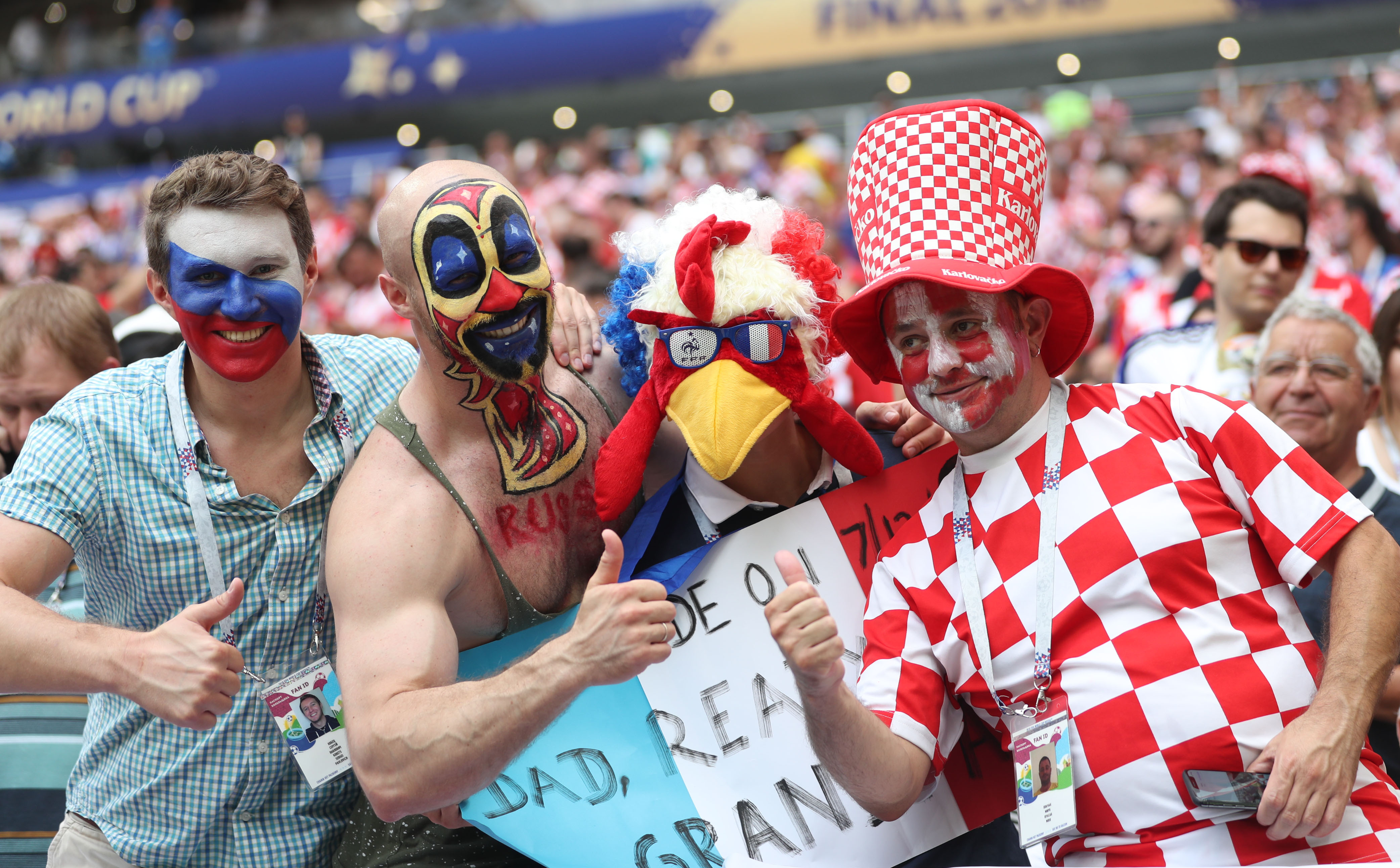 精彩足球比赛让人们陷入了足球狂热的泥沼 精彩足球比赛让人们陷入了足球狂热的泥沼