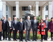 拉瓦尔对辟佩尼斯磋探迷勒互动