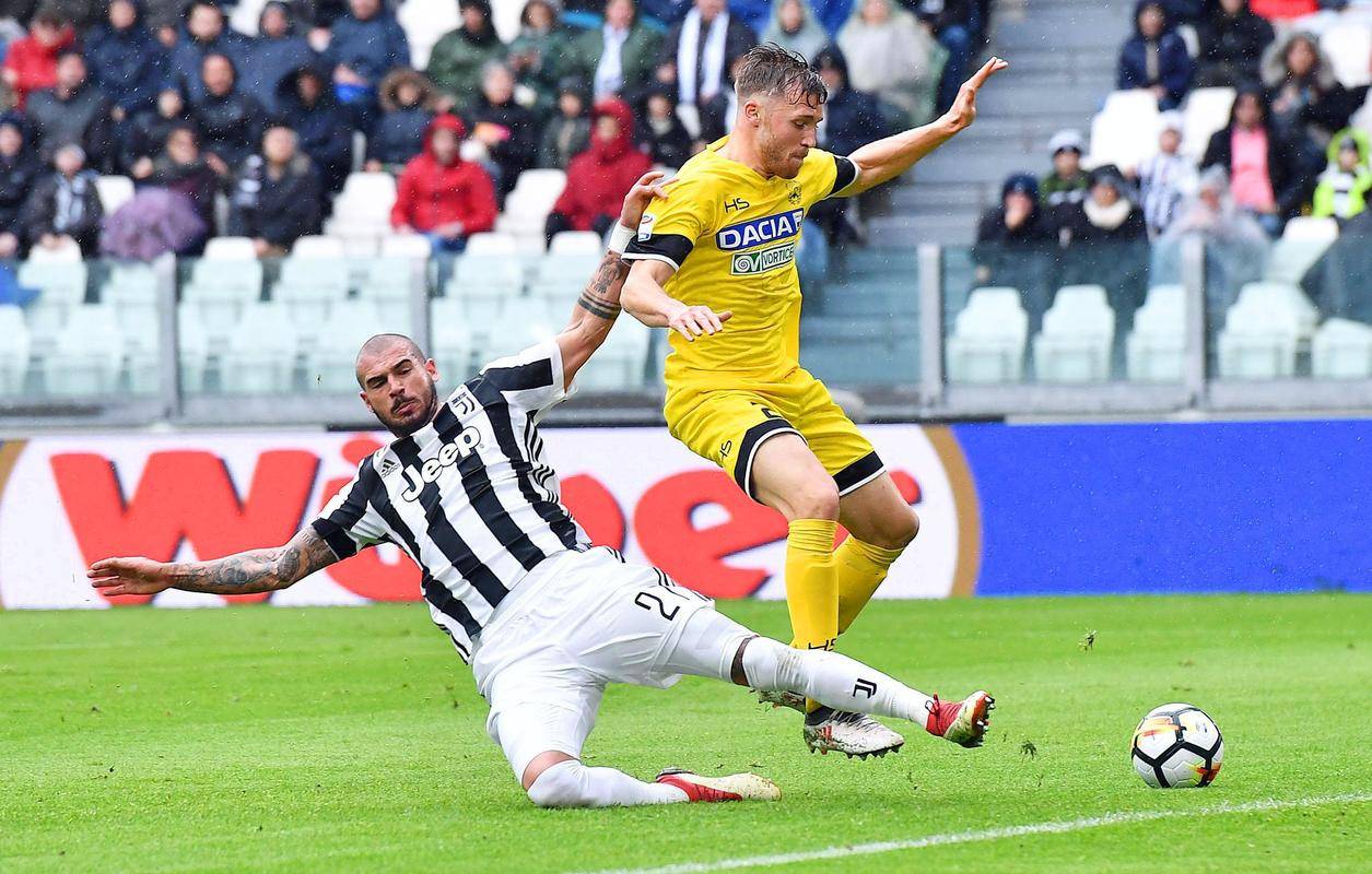 欧冠比赛中出现悬念,全场观众瞠目结舌 欧冠比赛中出现悬念,全场观众瞠目结舌