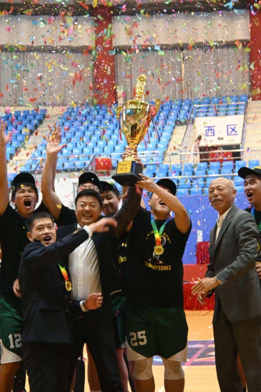 精彩纷呈的球赛让人目不暇接 精彩纷呈的球赛让人目不暇接