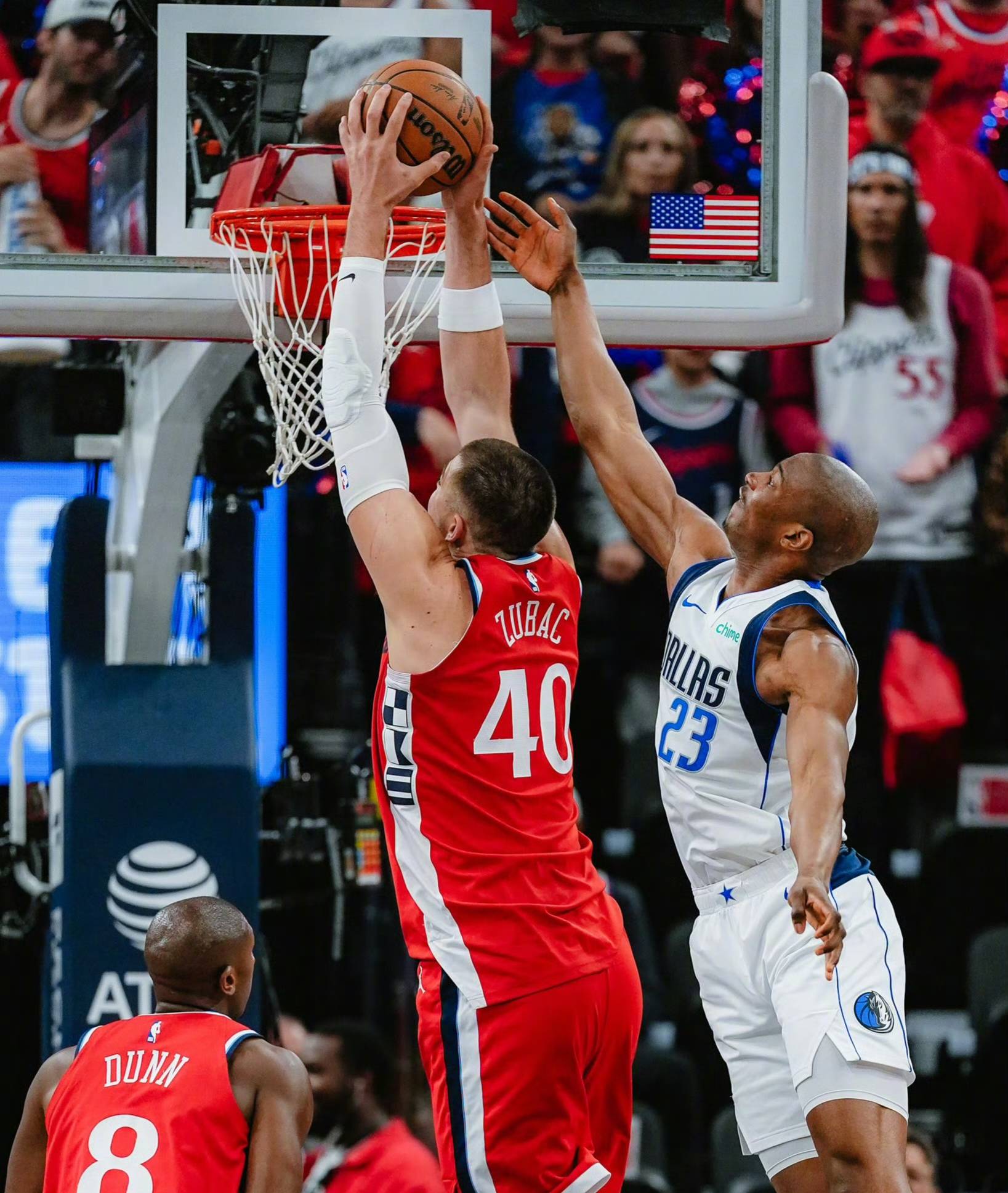 快船队实力横扫黄蜂队,豪取两连胜 快船队实力横扫黄蜂队,豪取两连胜