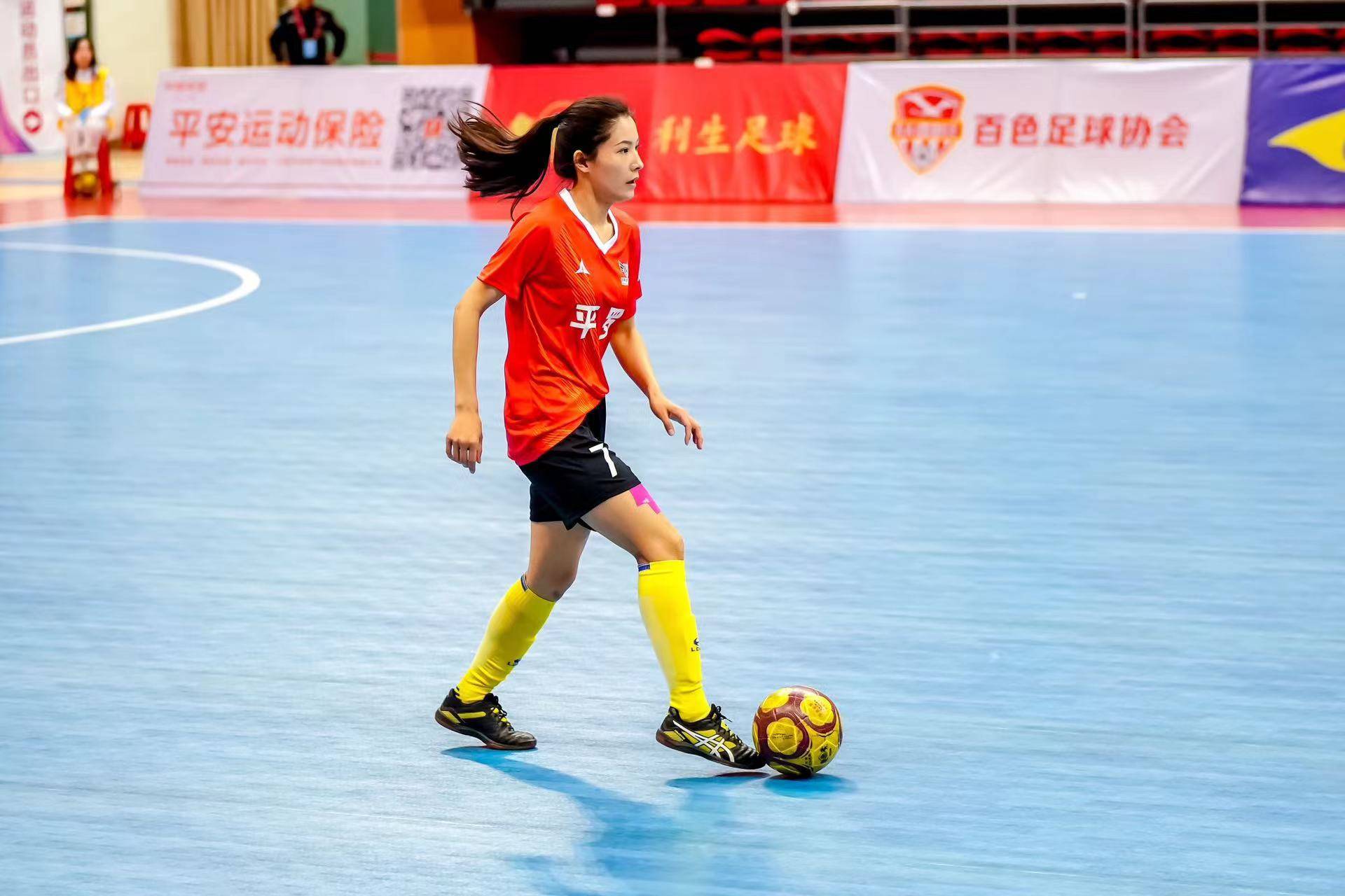 女子足球比赛场上，中国队员们燃烧斗志的简单介绍