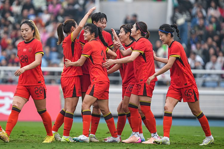 PG电子试玩官网-亚洲足球比赛中，中国女足集体发力