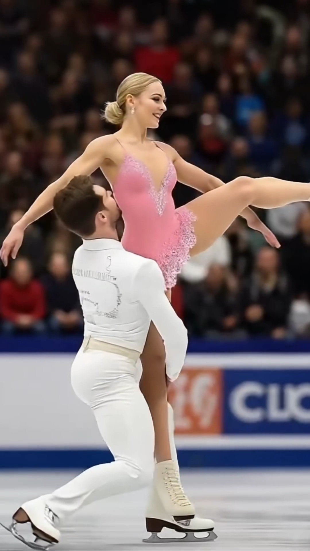飘逸身姿:荷兰花样滑冰运动员获得高分 飘逸身姿:荷兰花样滑冰运动员获得高分
