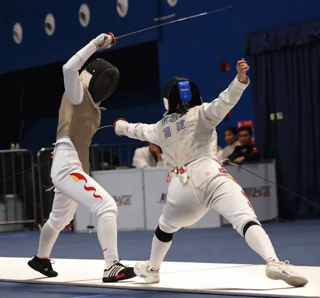 比赛精彩:击剑选手再次逢战 比赛精彩:击剑选手再次逢战