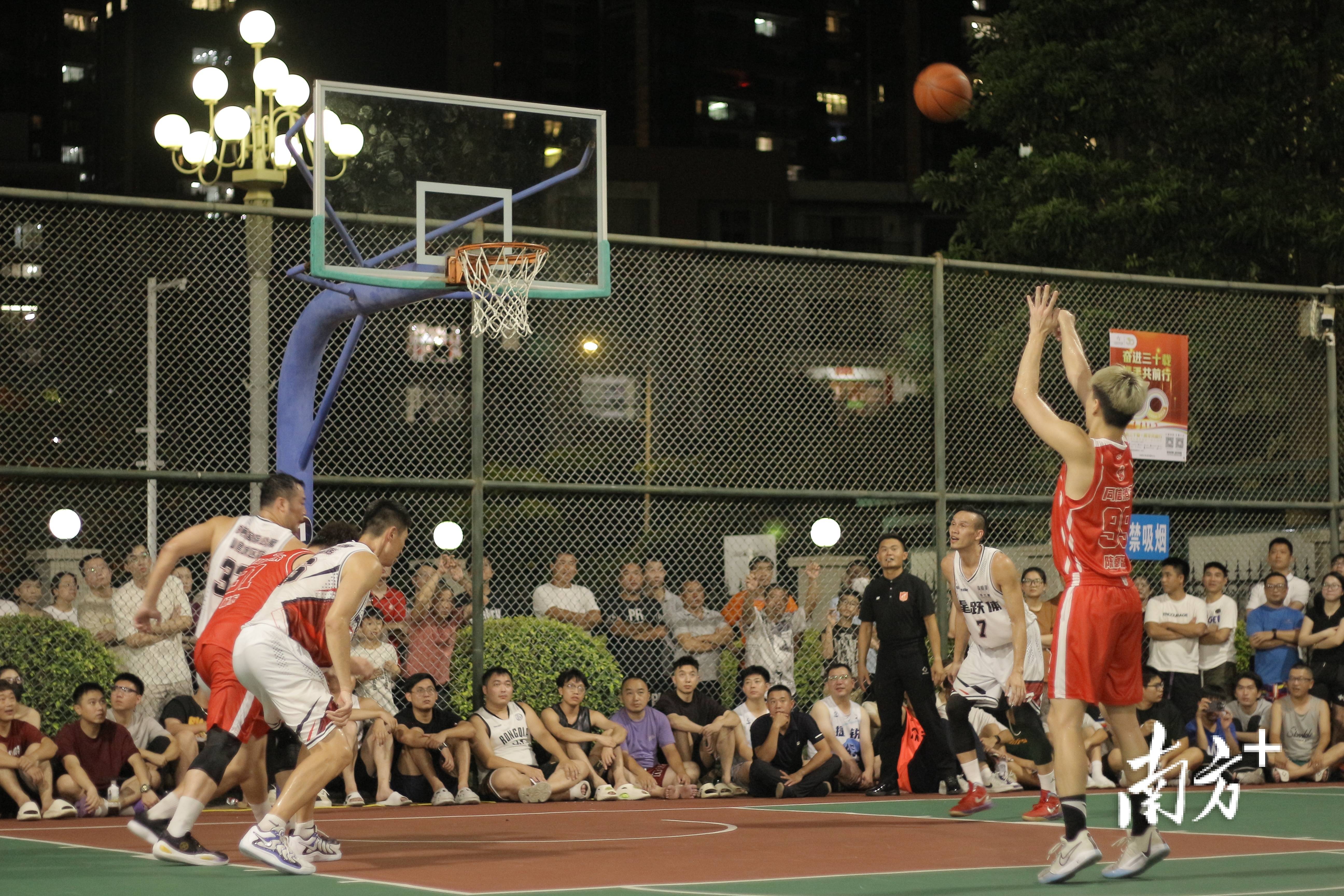 包含中国篮球联赛上演激烈对决,球员各显神通的词条 包含中国篮球联赛上演激烈对决,球员各显神通的词条