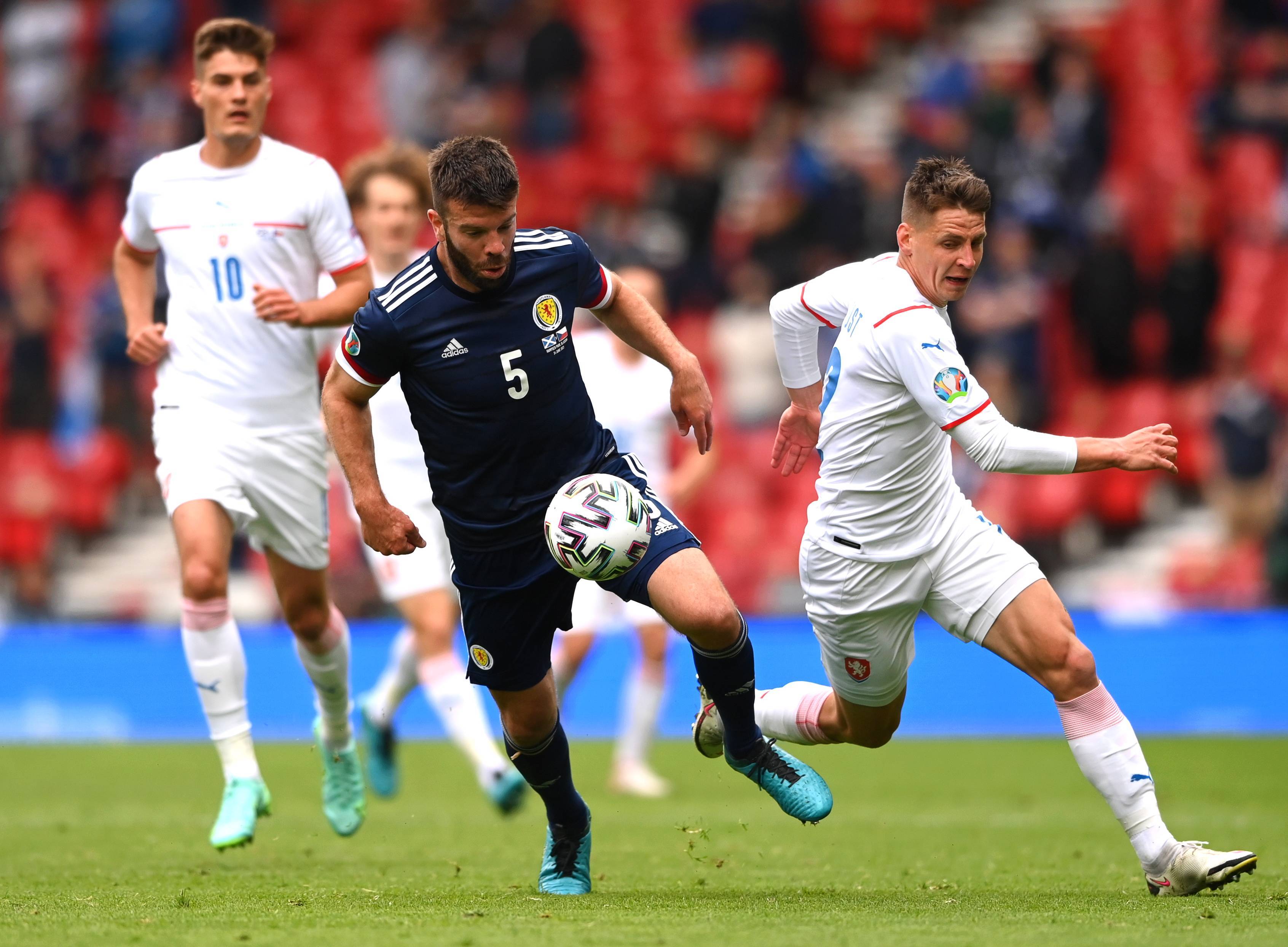 足球场上精彩连连,各队竞争激烈角逐 足球场上精彩连连,各队竞争激烈角逐