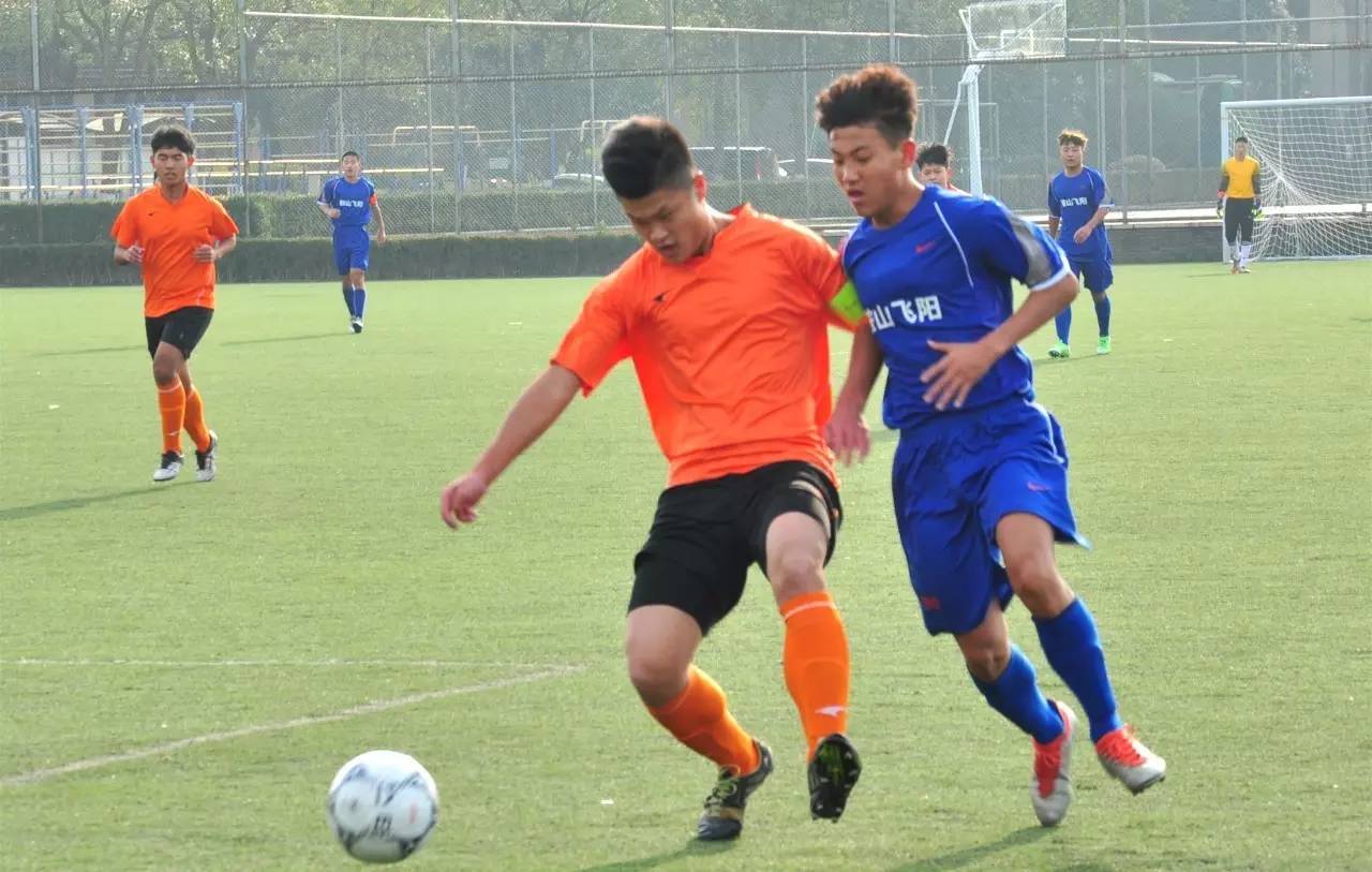 紧张角逐展开,各方球队实力均衡 紧张角逐展开,各方球队实力均衡