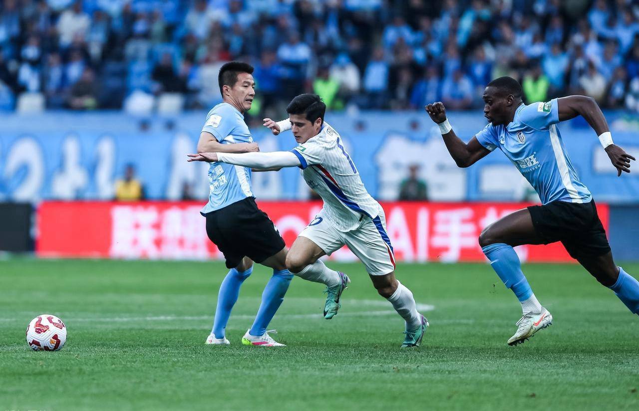 上海申花与大连一方激战,火爆比赛展开 上海申花与大连一方激战,火爆比赛展开