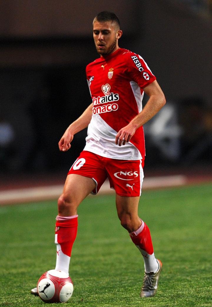 摩纳哥客场告捷，红白军团拿下关键三分