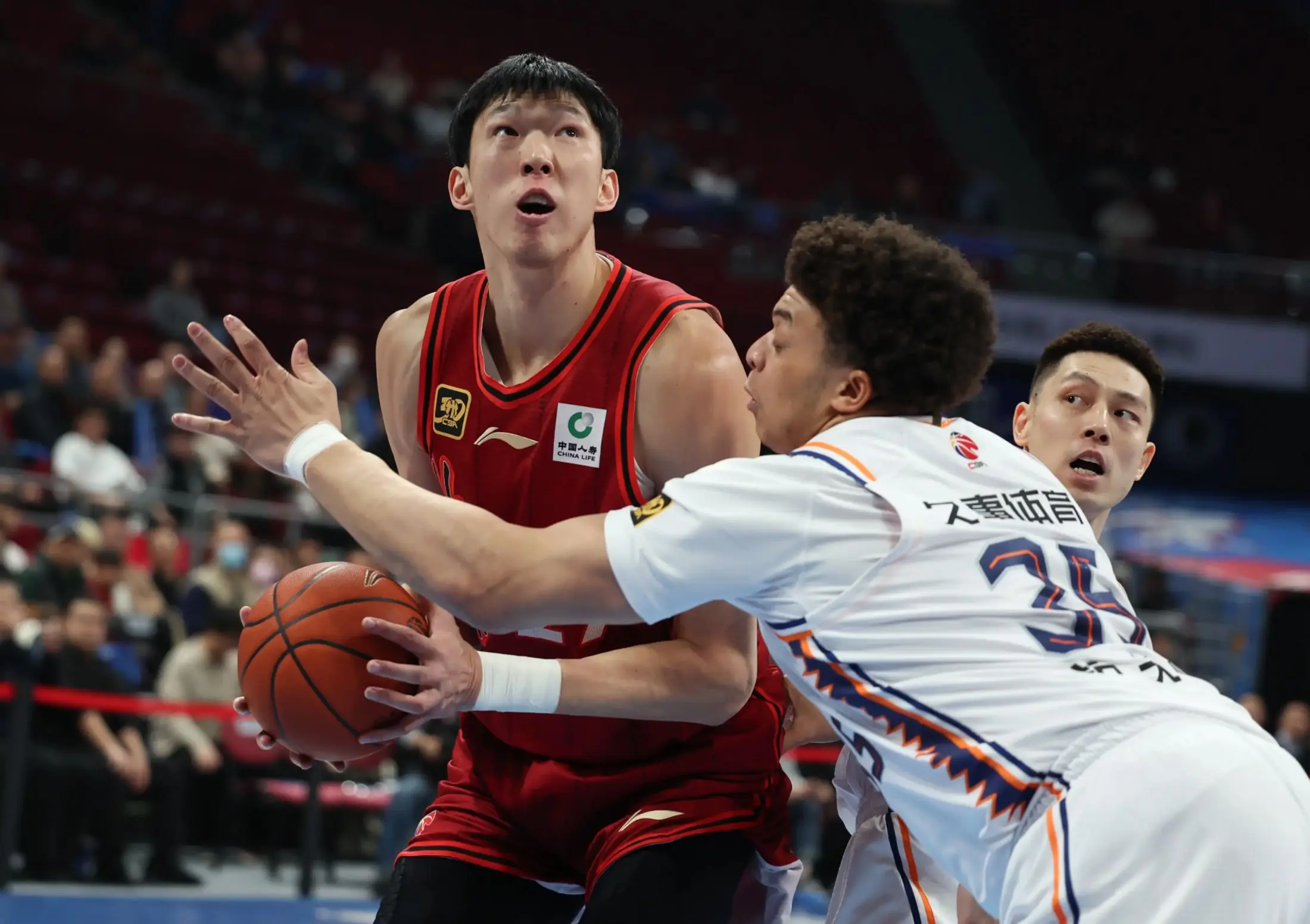 强队遭遇劲敌,篮球联赛看点不断 强队遭遇劲敌,篮球联赛看点不断