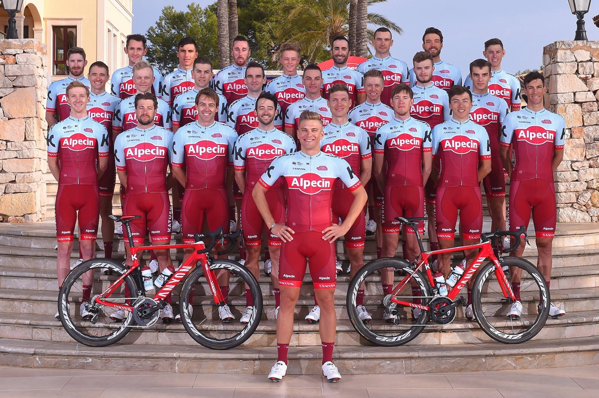 索伯车队鏖战哈斯车队,拉塞尔带队取胜 索伯车队鏖战哈斯车队,拉塞尔带队取胜